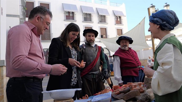 La diputada provincial y el alcalde de Berja en la V edición de la recreación historica de la batalla