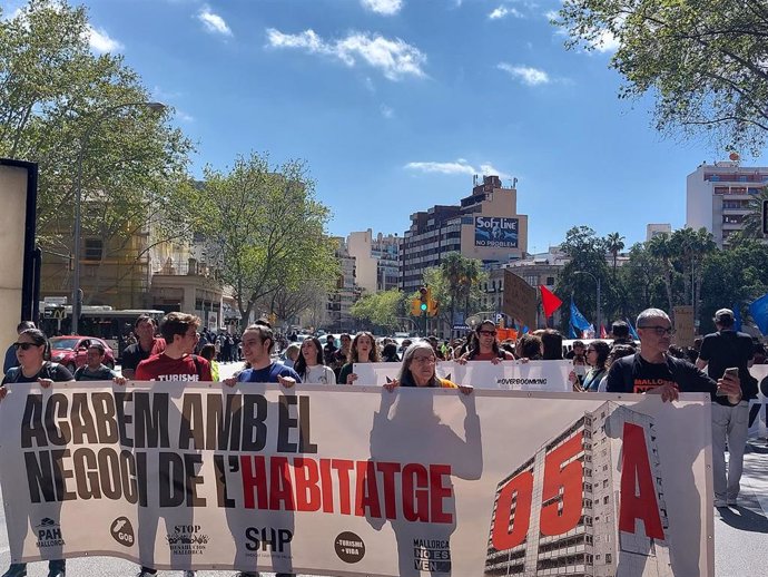 Manifestación en Palma para reivindicar el acceso a la vivienda y exigir que no se haga negocio con ella