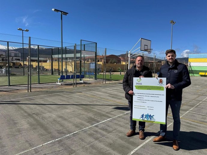 El diputado de Deportes e Instalaciones Deportivas, Eric Escobedo, con el alcalde de Polícar