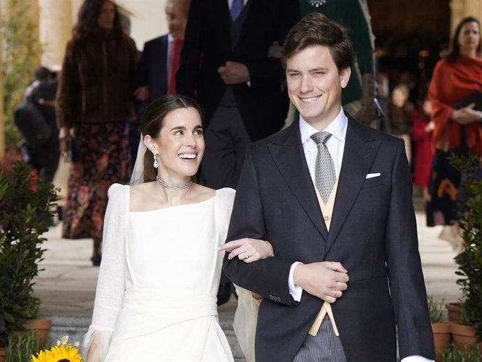 Marta Elorduy Tourné y Jean Philippe Denizot Elzaburu salen de la Iglesia del Hospital Tavera, a 05 de abril de 2025, en Toledo (España).