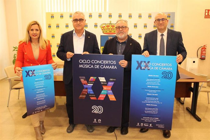 La nueva edición del ciclo ha sido presentada por el alcalde, Joaquín Villanova; el concejal de Cultura, Manuel López; el coordinador del ciclo, Antonio Heredia Bayona; y la técnica de Cultura, Toñi Cordero.
