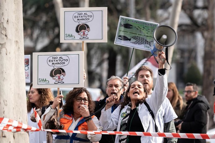 Archivo - Arquivo - Várias pessoas durante uma manifestação de sindicatos médicos em frente ao Ministério da Saúde, em 13 de fevereiro de 2025, em Madri (Espanha). Sindicatos de médicos de todo o país se reúnem para mostrar seu desacordo com o projeto
