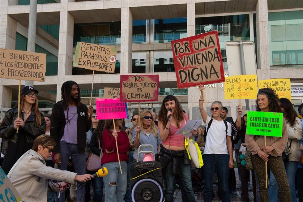 Varias personas durante una manifestación por la vivienda, a 5 de abril de 2025, en Ibiza, Baleares (España). 