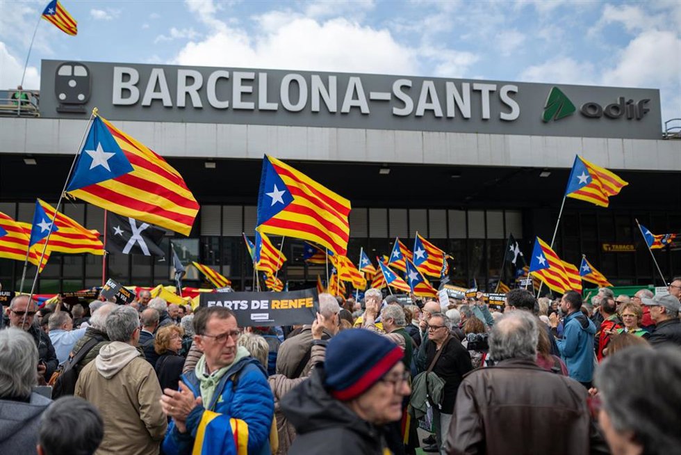 Decenas de personas durante una concentración por las incidencias en Rodalies, en la estación de Sants, a 5 de abril de 2025, en Barcelona, Catalunya