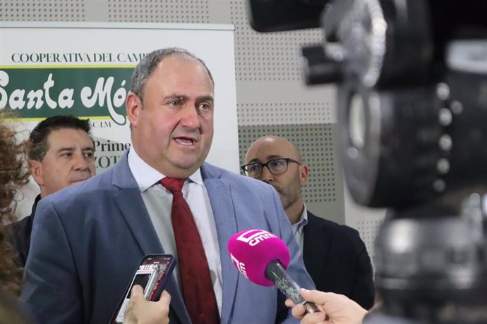 El consejero de Agricultura, Ganadería y Desarrollo Rural de Castilla-La Mancha, Julián Martínez Lizán, en Balazote.