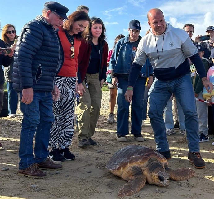 María López Sanchís y Óscar Curtido en la liberación de dos tortugas enlaplaya de La Jara en Sanlúcar.