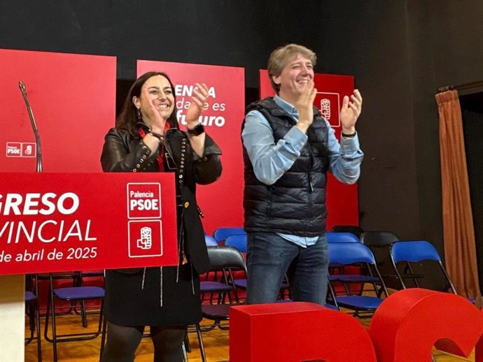 El secretario general del PSOCyL, Carlos Martínez, junto a la secretaria provincial del PSOE de Palencia, en el Congreso que el partido ha celebrado este sábado en la provincia palentina