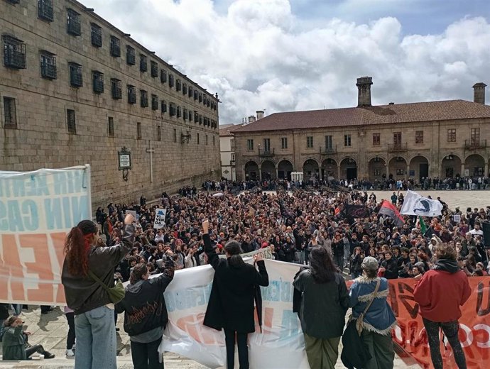 Cientos de personas claman en Santiago contra "el negocio de la vivienda" y la especulación inmobiliaria