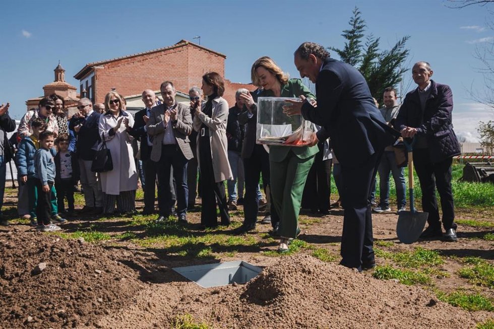 La ministra de Educación, FP y DEportes, Pilar Algría, en la colocación de la primera piedra de la futura residencia de Azuara.