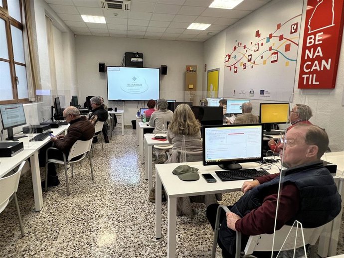 Más de 400 personas solicitan los cursos de competencias digitales del Ayuntamiento de Alicante