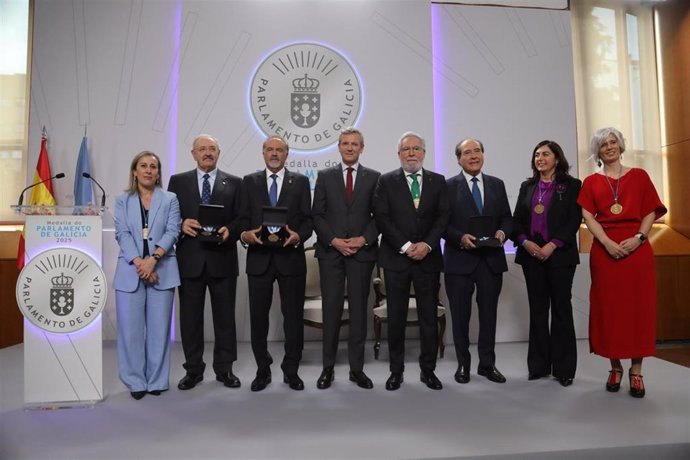 El presidente de la Xunta, Alfonso Rueda, y el del Parlamento de Galicia, Miguel Santalices, junto con miembros de la mesa del Legislativo y los premiados en las Medallas del Parlamento de Galicia 2025.