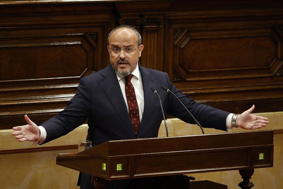 Archivo - El líder del PP catalán, Alejandro Fernández, interviene en el debate del pleno de investidura, en el Parlament de Catalunya