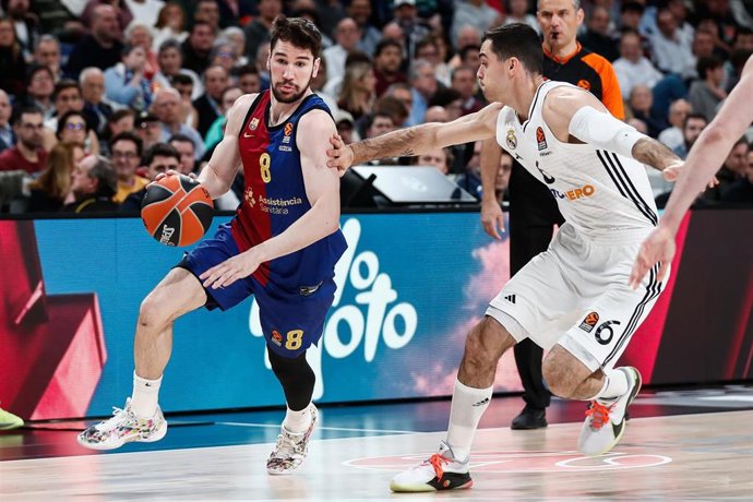 Archivo - Darío Brizuela y Alberto Abalde, durante un partido entre Barça y Real Madrid.
