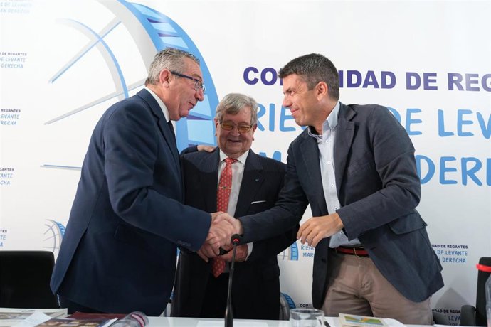 El 'president' de la Generalitat, Carlos Mazón, y el presidente de la Diputación de Alicante, Toni Pérez, en la jornada 'El agua y su defensa'