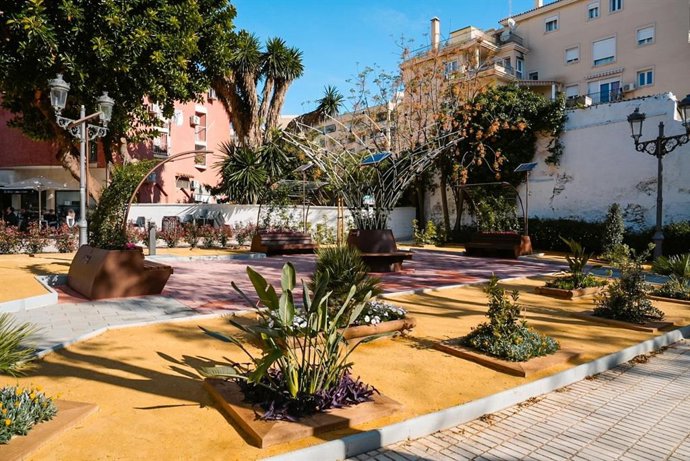 Torremolinos inaugura la plaza Antonio Abril de Toledo como refugio climático en pleno centro