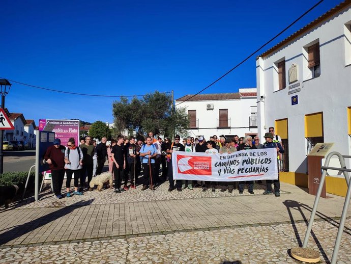 Concentración en defensa de los caminos públicos