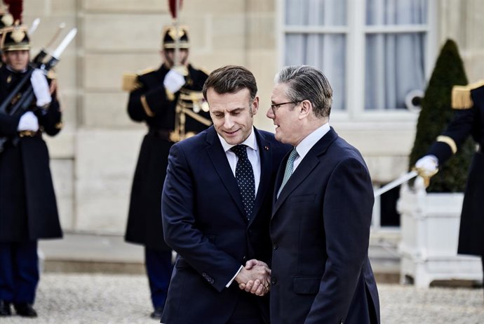 Archivo - Arquivo - 17 de fevereiro de 2025, Paris, França: O presidente francês Emmanuel Macron e o primeiro-ministro do Reino Unido Keir Starmer no Palácio do Eliseu em 17 de fevereiro de 2025, durante uma reunião informal sobre a situação na Ucrânia e 