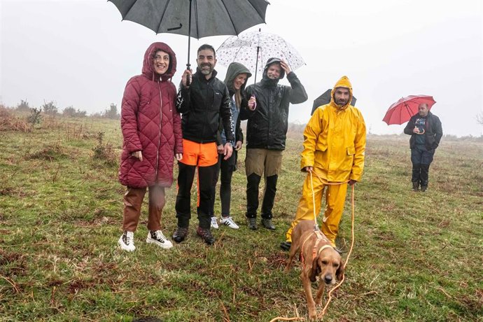 La conselleira de Medio Ambiente e Cambio Climático, Ángeles Vázquez, en la primera jornada de la Supercopa Galicia Terra de Melide de rastreo de jabalí con perros.
