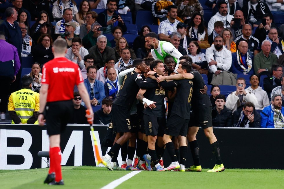 Los juadores del Valencia CF celebran el 1-2 de Hugo Duro en el partido ante el Real Madrid en el SantIago Bernabéu en LaLiga EA Sports 24-25