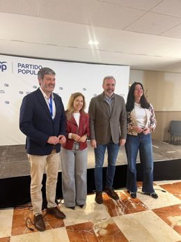 DE izquierda a derecha, Gerado Oliván, Ana Alós, JOrge Azcón y Lorena Orduna, en la reunión de alcaldes y concejales del PP de la provincia de Huesca celebrada este sábado en Huesca
