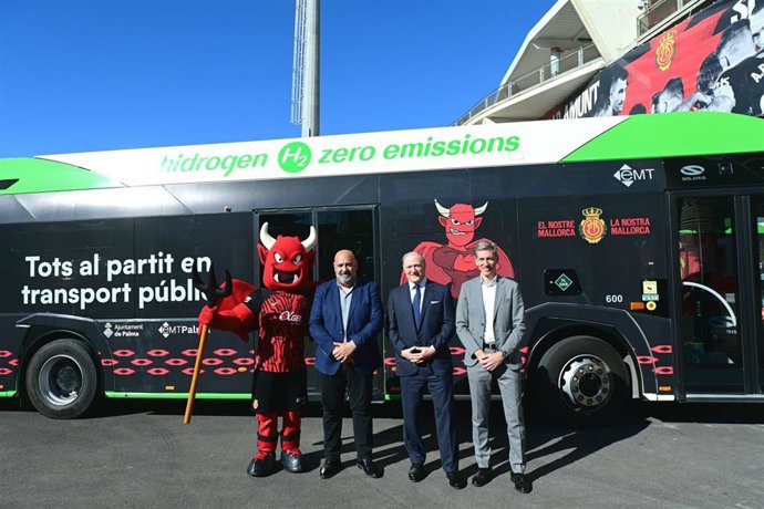 (I-D) La Mascota Del RCD Mallorca, Dimonió; El Alcalde De Palma, Jaime Martínez; El Presidente De La Entidad Mallorquinista, Andy Kohlberg, Y El CEO De Negocios, Alfonso Díaz.