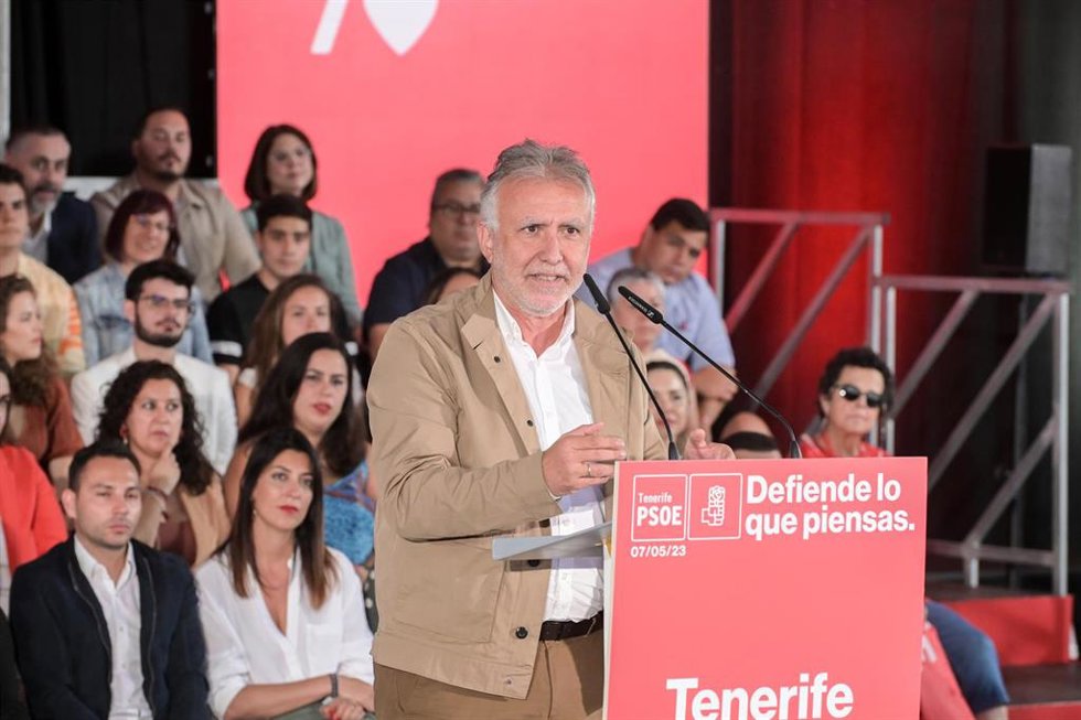 Archivo - El secretario general del PSOE Canarias y presidente del Gobierno de Canarias y candidato a la reelección, Ángel Víctor Torres, interviene en un acto de precampaña del partido socialista, en Tenerife Espacio de las Artes (TEA), a 7 de mayo de 