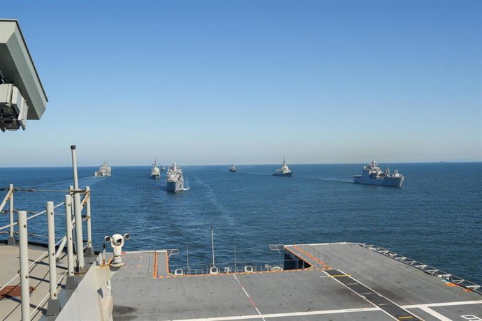 Imagen del desarrollo de la exhibición militar organizada por la Armada Española y la OTAN en alta mar, a 28 de marzo de 2025 en Barbate, Cádiz (Andalucía, España). En Barbate (Cádiz) se lleva a cabo una exhibición anfibia en el marco del ejercicio Dynami
