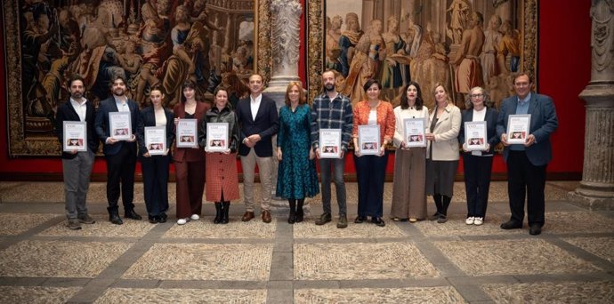 El consejero de Sanidad y otras autoridades con los galardonados con los premios profesionales del XXIII Certamen Cine y Salud 2025.