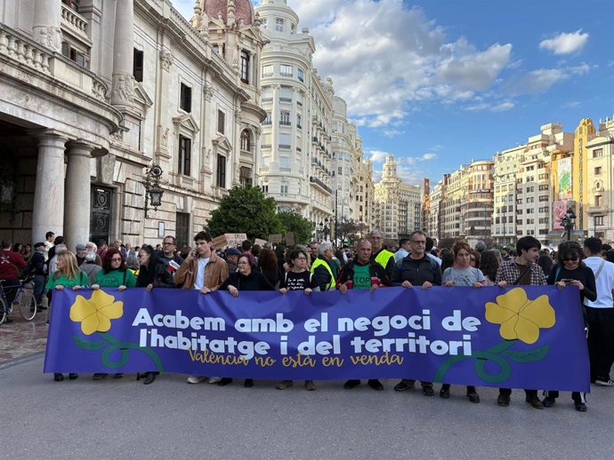 Una manifestación en València exige limitar alquileres y la "expansión" turística: "La ciudad para quien la habita"