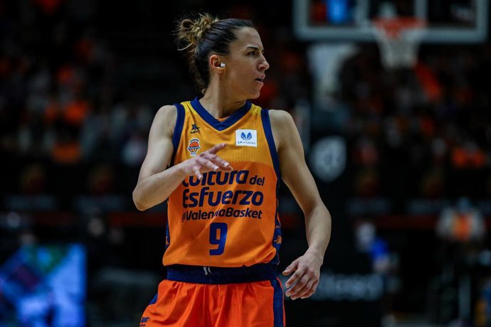 Archivo - Queralt Casas, en un partido con el Valencia Basket.
