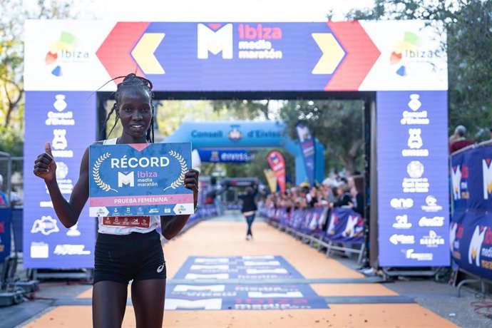 Deborah Samum, ganadora de la Ibiza Media Maratón 2025.
