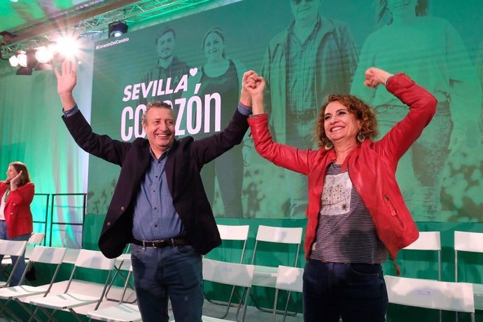 Javier Fernández con María Jesús Montero en el congreso del PSOE de Sevilla