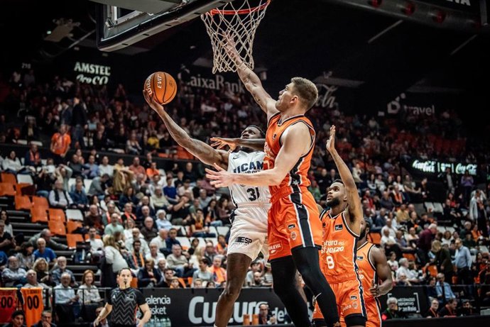 Dylan Ennis, en un partido del UCAM Murcia contra el Valencia Basket.