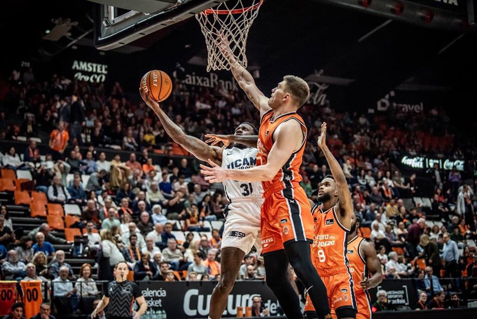 Dylan Ennis, en un partido del UCAM Murcia contra el Valencia Basket.