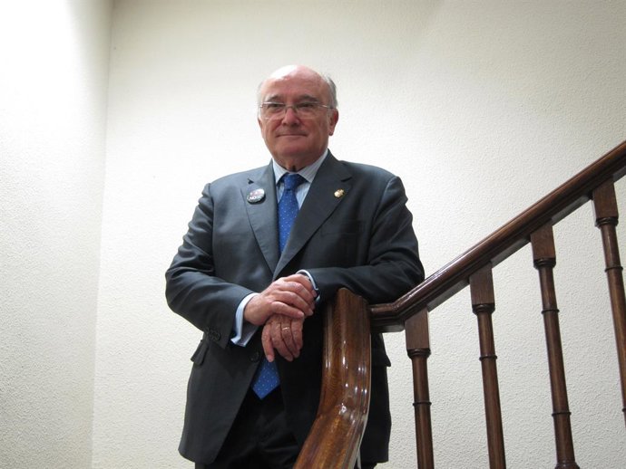 Archivo - Carlos Carnicer,presidente del Consejo General de la Abogacía Española en la sede del Colegio de Abogados de Zaragoza