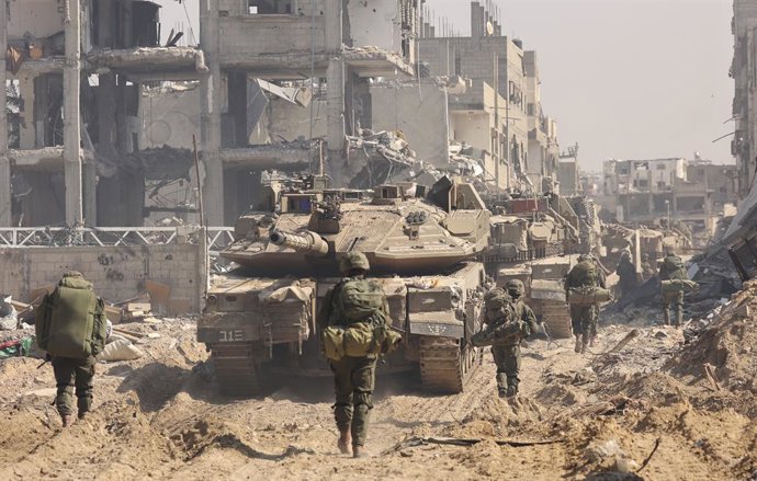 Archivo - BEIJING, Jan. 2, 2025 -- Tropas israelenses conduzem operações militares na cidade de Khan Yunis, no sul da Faixa de Gaza, em 28 de fevereiro de 2024.
