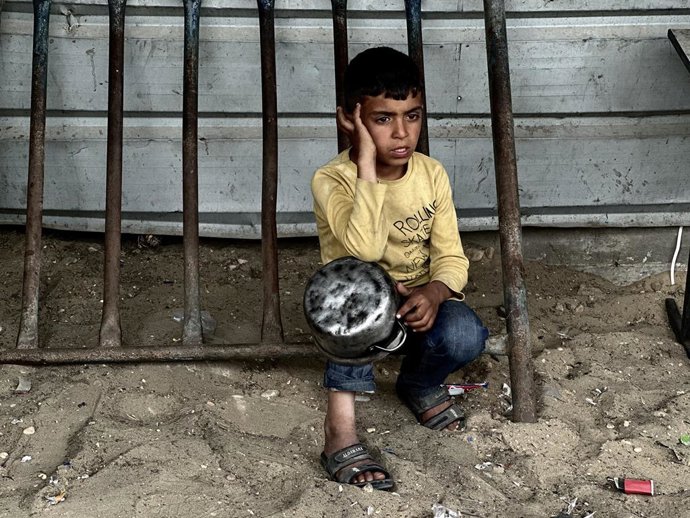 2 de abril de 2025, Khan Yunis, Faixa de Gaza, Território Palestino: Crianças palestinas esperam para receber alimentos preparados por uma cozinha beneficente, em Khan Younis, no sul da Faixa de Gaza, em 2 de abril de 2025. Israel retomou os intensos ataq