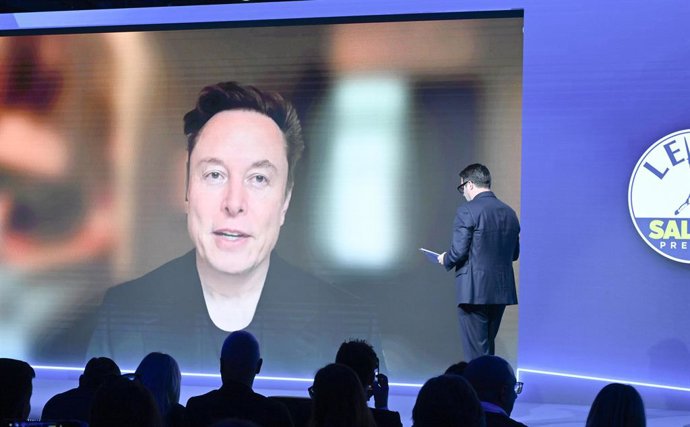 5 de abril de 2025, Florença, Itália: Elon Musk em link de vídeo de Washington com Matteo Salvini durante o Congresso Federal da Liga "A Coragem da Liberdade" na Fortezza da Basso em Florença, 5 e 6 de abril Florença 05 de abril de 2025 /// Elon Musk