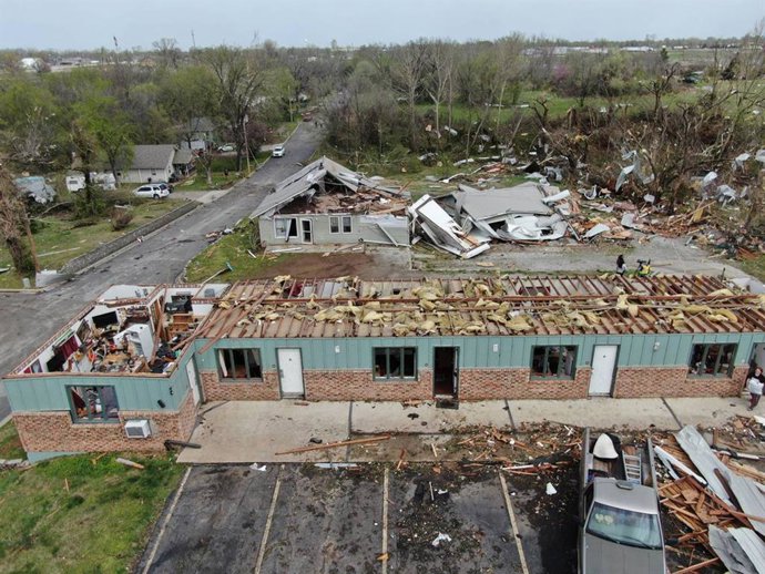 2 de abril de 2025, Nevada, Missouri, EUA: O centro de alojamento estudantil Oaks, em primeiro plano, e outras estruturas próximas em Nevada, Missouri, sofreram grandes danos quando foram atingidos por um tornado que passou pela cidade na manhã de quarta-