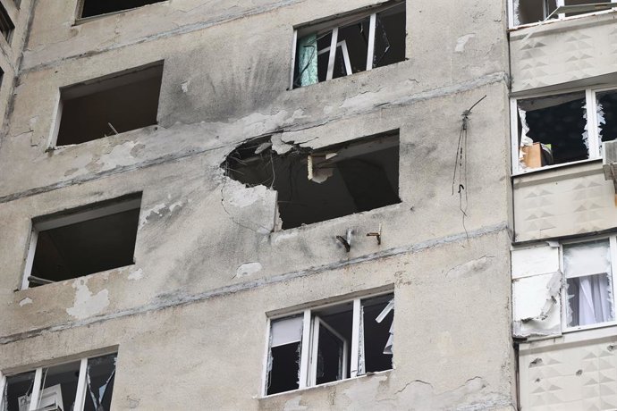 2 de abril de 2025, Kharkiv, Ucrânia: O buraco está na parede de um bloco de apartamentos de 16 andares que foi atingido por um drone russo em Kharkiv, Ucrânia, na tarde de quarta-feira, 2 de abril de 2025.