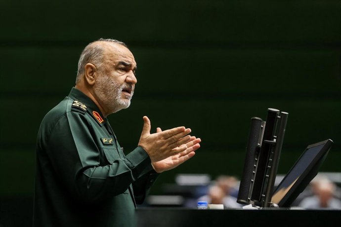 Archivo - Arquivo - 10 de dezembro de 2024, Teerã, Irã: O comandante-chefe do Corpo da Guarda Revolucionária Islâmica (IRGC), HOSSEIN SALAMI (R), fala durante uma sessão do Parlamento.