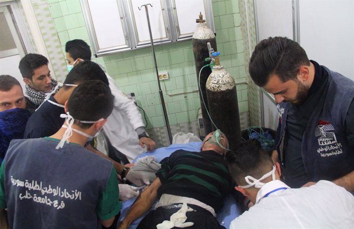Archivo - ALEPPO, Nov. 25, 2018  A wounded man is carried to a hospital in Aleppo, Syria, Nov. 24, 2018. At least 44 civilians suffered suffocation as a result of a rebel attack with ''poisonous gas'' in Syria's northern city of Aleppo on Saturday, state 
