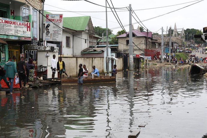 Archivo - KINSHASA, 10 de janeiro de 2024 -- Pessoas são vistas em canoas em um bairro inundado nos arredores de Kinshasa, na República Democrática do Congo (RDC), em 10 de janeiro de 2024. Algumas áreas de Kinshasa foram inundadas devido às chuvas contín