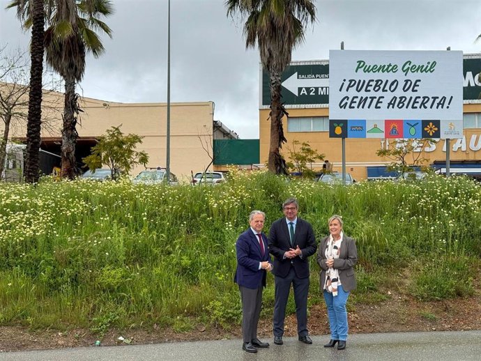 Salvador Fuentes (izda.), junto a Sergio Velasco (centro), durante su visita a Puente Genil.