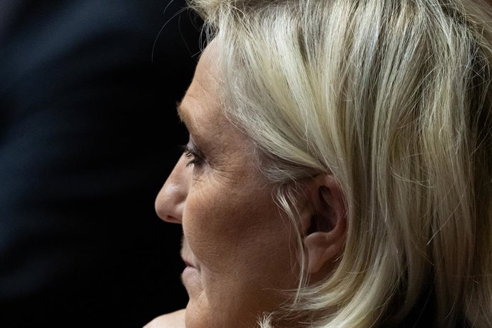 1º de abril de 2025, Paris, França, França: Paris, França, 1º de abril de 2025 - Sessão de perguntas ao governo na Assembleia Nacional - Deputada francesa e presidente do grupo parlamentar de extrema direita Le Rassemblement National RN, Marine Le Pen POL