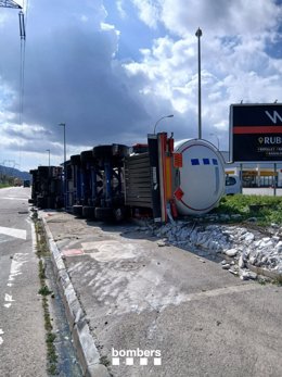 Camión volcado este sábado con gas natural licuado en Molins de Rei (Barcelona)
