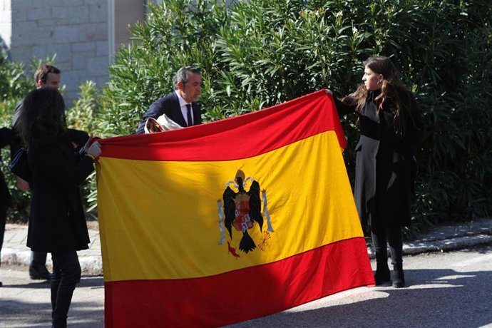 Archivo - El nieto de Francisco Franco, Jaime Felipe Martínez-Bordiú y Franco, y otros familiares del dictador, reciben con una bandera a los restos del caudillo en el cementerio de El Pardo-Mingorrubio.