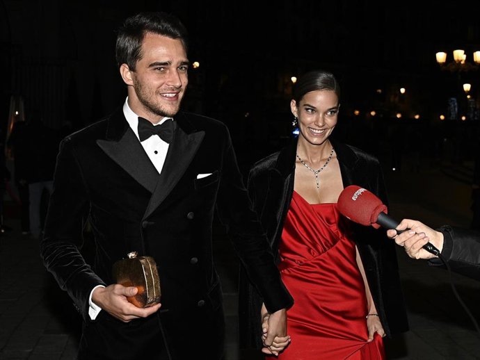 Archivo - Pepe Barroso y Gara Arias salen del Teatro Real donde ha asistido a las fiesta de Navidad organizada por Moët&Chandon Effervescence, a 2 de diciembre de 2021, en Madrid, España.