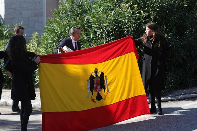 Archivo - Arquivo - O neto de Francisco Franco, Jaime Felipe Martínez-Bordiú y Franco, e outros parentes do ditador, recebem os restos mortais do caudilho com uma bandeira no cemitério de El Pardo-Mingorrubio, onde ele será enterrado, em El Pardo (Madri, 