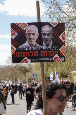 19 de março de 2025, Jerusalém, Israel: Organizações de todo o país protestam no Gabinete do Primeiro Ministro em Jerusalém contra a demissão do chefe do Shin Bet, Ronen Bar, por Benjamin Netanyahu, citando o descontentamento generalizado e a oposição a u